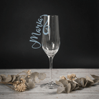 Sektglas mit Namensschild aus Holz in Hellblau am Glasstiel