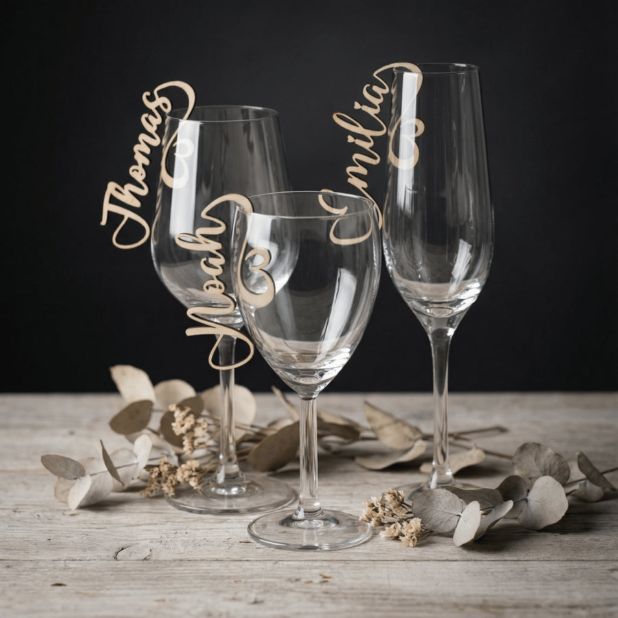 Drei Gläser mit personalisierten Namensschildern aus Holz zur Hochzeit