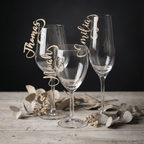 Drei Gläser mit personalisierten Namensschildern aus Holz zur Hochzeit