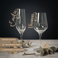 Namensschilder aus Holz an Sekt- und Weinglas – Platzkarten für die Hochzeit