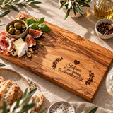 Olivenholzbrett mit Gravur Stefanie und Geburtstagsdatum, angerichtet mit Schinken, Käse, Feigen und Oliven