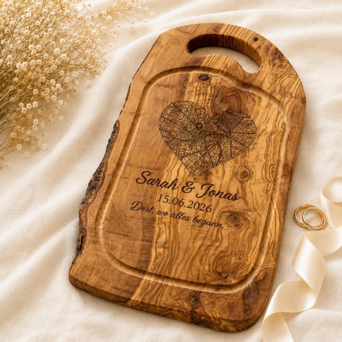 Olivenholzbrett mit Stadtkarte personalisiertes Hochzeitsgeschenk – Anwendungsbeispiel als Wanddeko