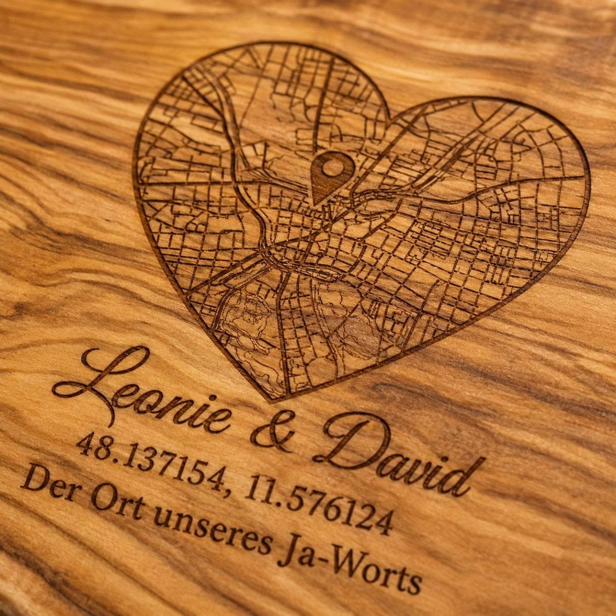 Olivenholzbrett mit Stadtkarte personalisiertes Hochzeitsgeschenk – Aufhängeoption im Detail