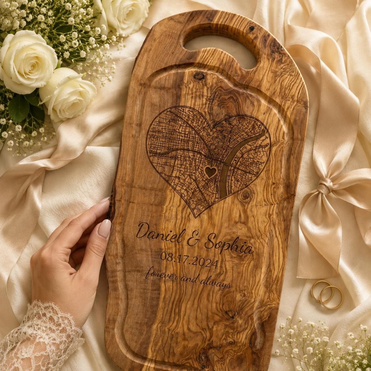 Olivenholzbrett mit Stadtkarte personalisiertes Hochzeitsgeschenk – Draufsicht