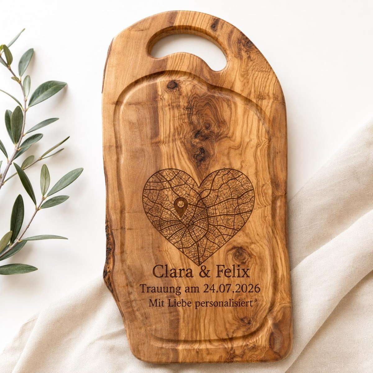 Olivenholzbrett mit Stadtkarte personalisiertes Hochzeitsgeschenk – Detailaufnahme des Ortsnamens