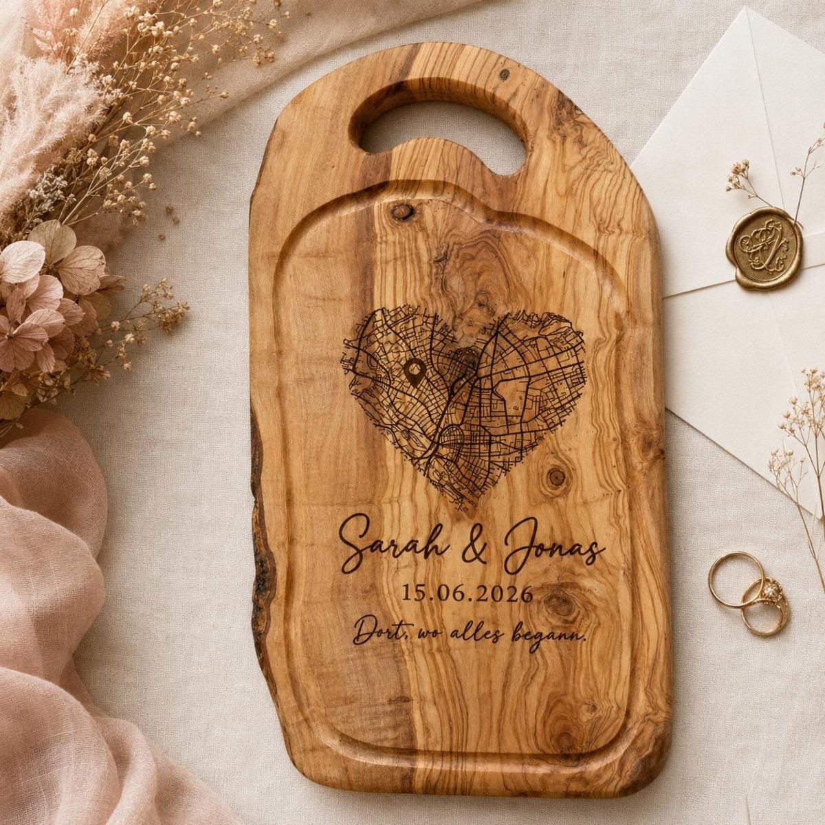 Olivenholzbrett mit Stadtkarte personalisiertes Hochzeitsgeschenk – Detailaufnahme der Kante