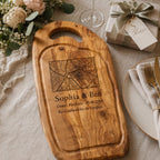 Olivenholzbrett mit Stadtkarte personalisiertes Hochzeitsgeschenk – Detailaufnahme der Kartengravur
