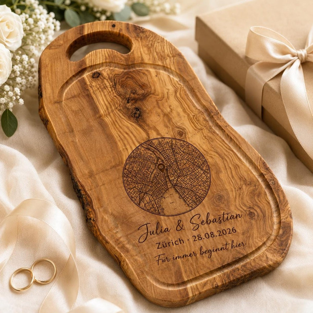 Olivenholzbrett mit Stadtkarte personalisiertes Hochzeitsgeschenk – Frontalansicht mit gravierter Stadtkarte