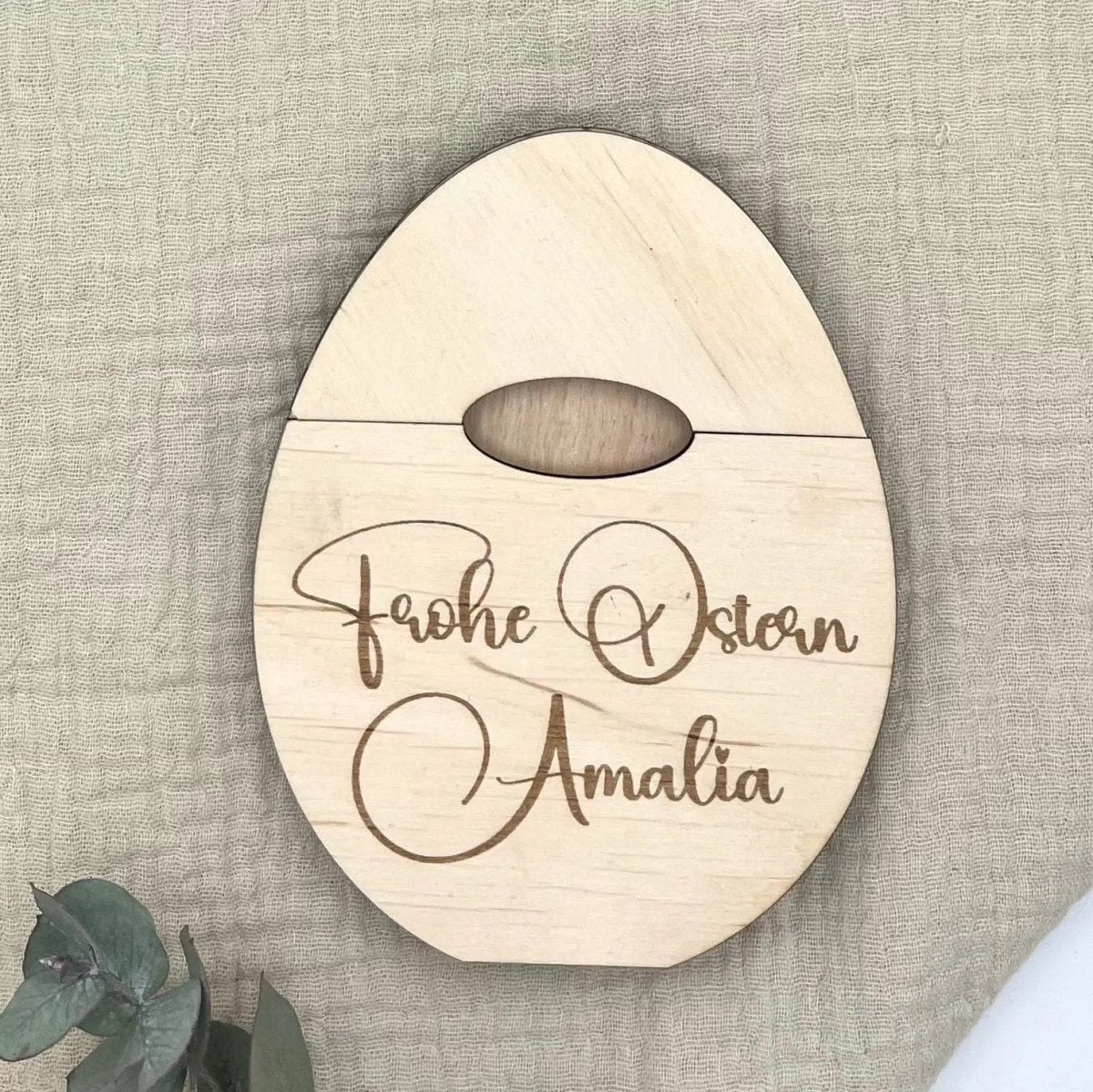 Osterei aus Holz personalisiertes Geldgeschenk – Geöffnete Ansicht mit Geldscheinhalterung