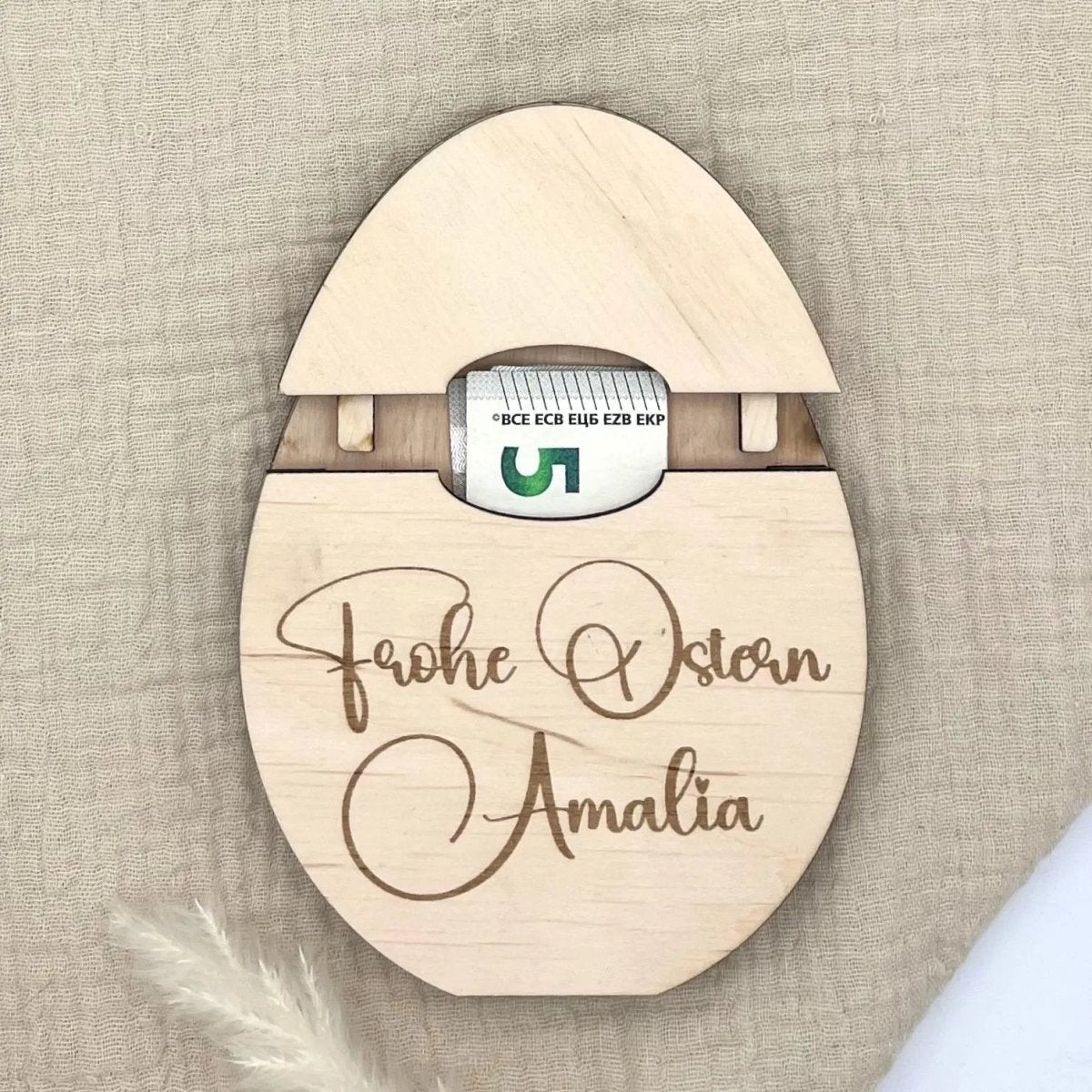 Osterei aus Holz personalisiertes Geldgeschenk – Frontalansicht des Ostereis
