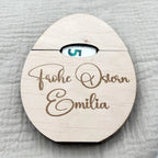 Geldgeschenk Ostern Osterei aus Holz personalisiert – Geöffnete Ansicht mit Geldscheinhalterung