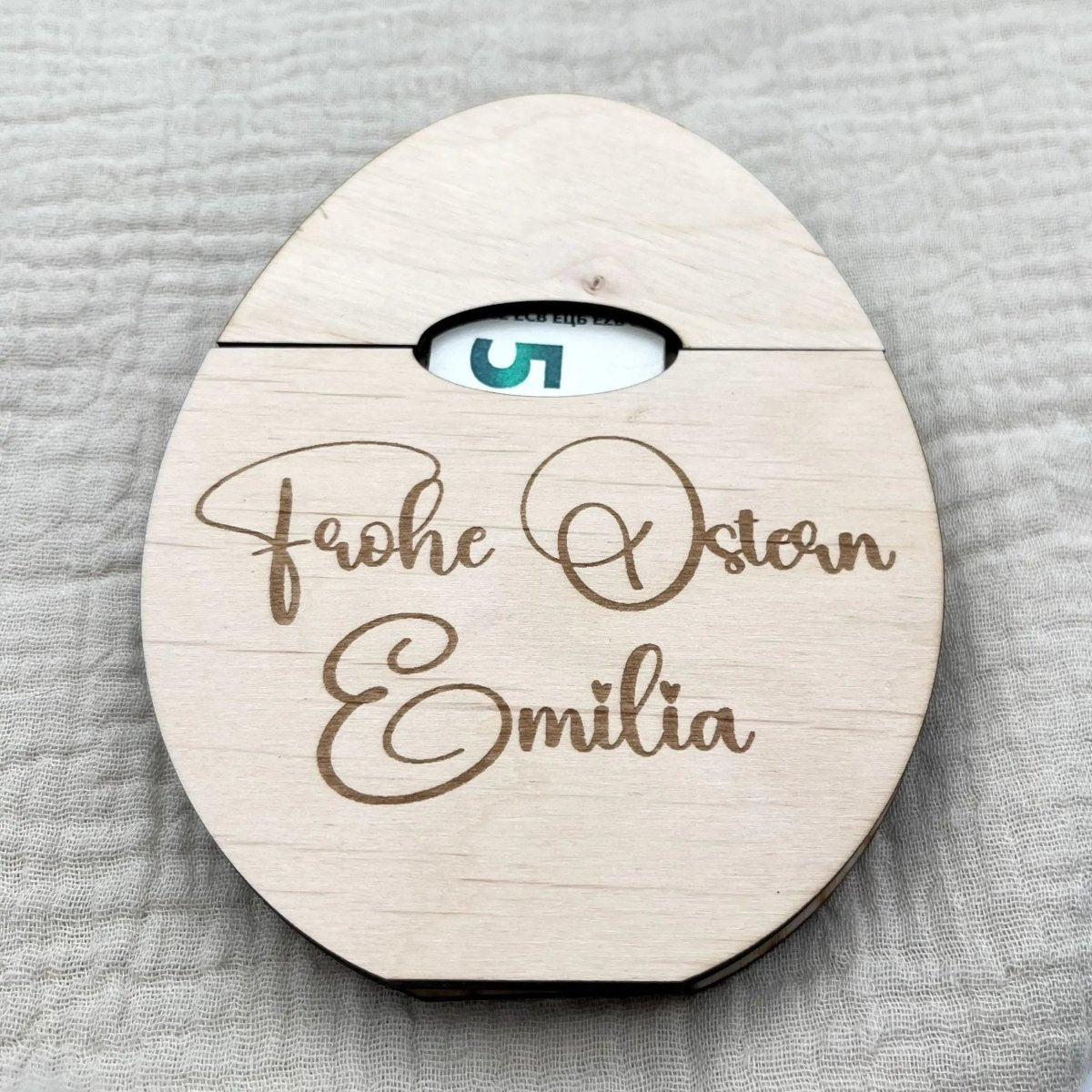 Geldgeschenk Ostern Osterei aus Holz personalisiert – Geöffnete Ansicht mit Geldscheinhalterung