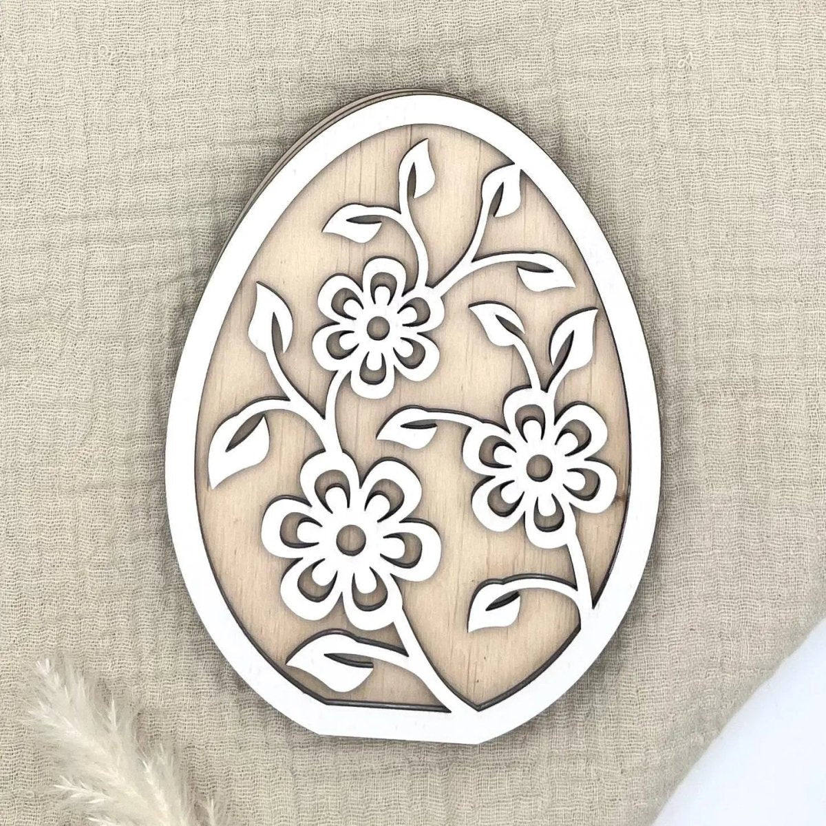 Geldgeschenk Ostern Osterei aus Holz personalisiert – Detailaufnahme der Namensgravur