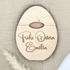 Geldgeschenk Ostern Osterei aus Holz personalisiert – Größenvergleich in der Hand