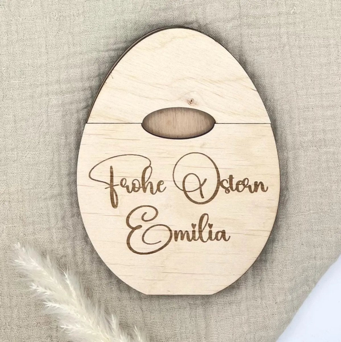 Geldgeschenk Ostern Osterei aus Holz personalisiert – Größenvergleich in der Hand