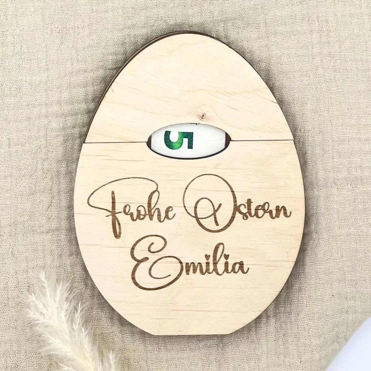 Geldgeschenk Ostern Osterei aus Holz personalisiert – Nahaufnahme der Holzmaserung
