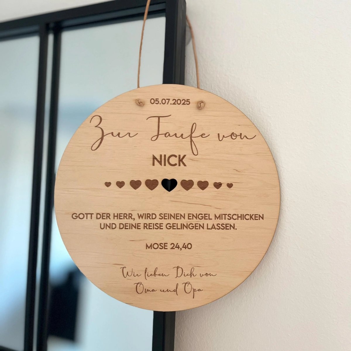Taufgeschenk für Patenkind aus Holz, Herz und Rund – Größenvergleich in der Hand