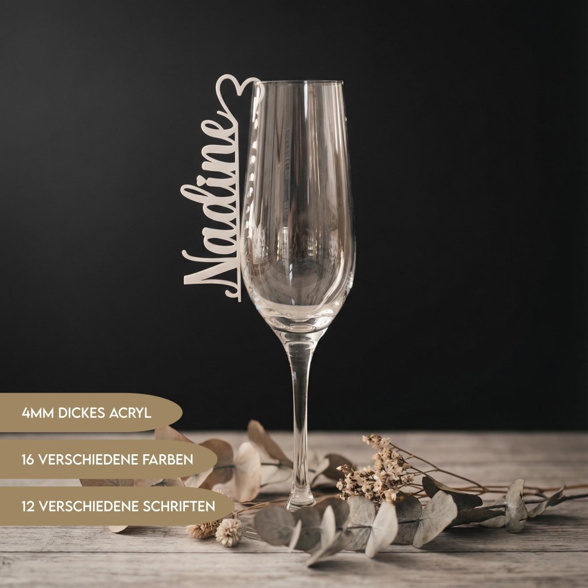 Acryl-Namensschild in Weiß am Sektglas als Platzkarte für die Hochzeit