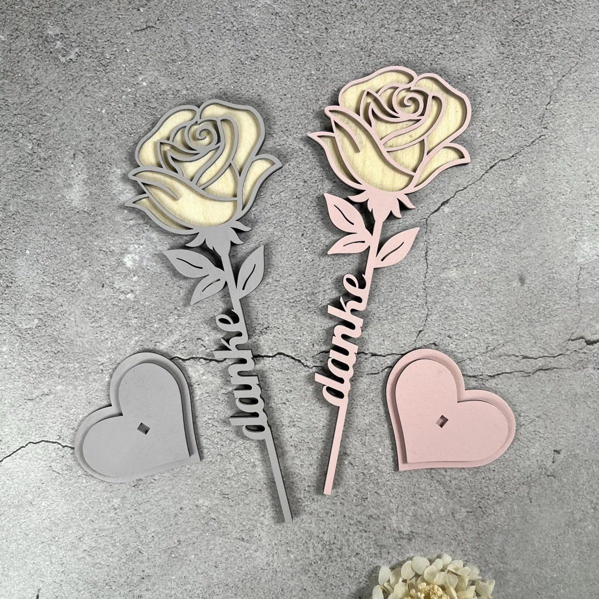 Ewige Rose aus Holz personalisiert – Seitenansicht der Rose