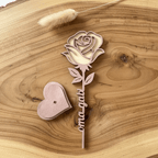 Ewige Rose aus Holz personalisiert – Detailaufnahme der Namensgravur