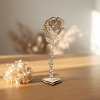 Ewige Rose aus Holz personalisiert – Frontalansicht der Rose