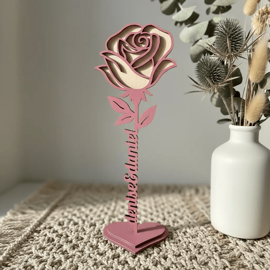 Ewige Rose aus Holz personalisiert – Größenvergleich in der Hand