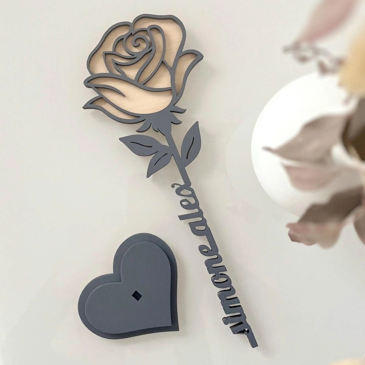 Ewige Rose aus Holz personalisiert – Anwendungsbeispiel als Tischdeko