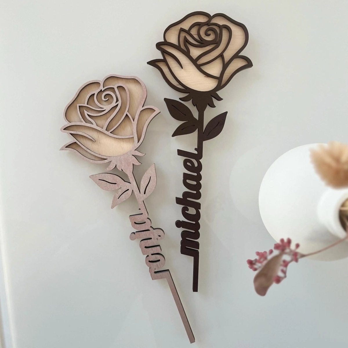 Ewige Rose aus Holz personalisiert – Detailaufnahme des Rosenstiels
