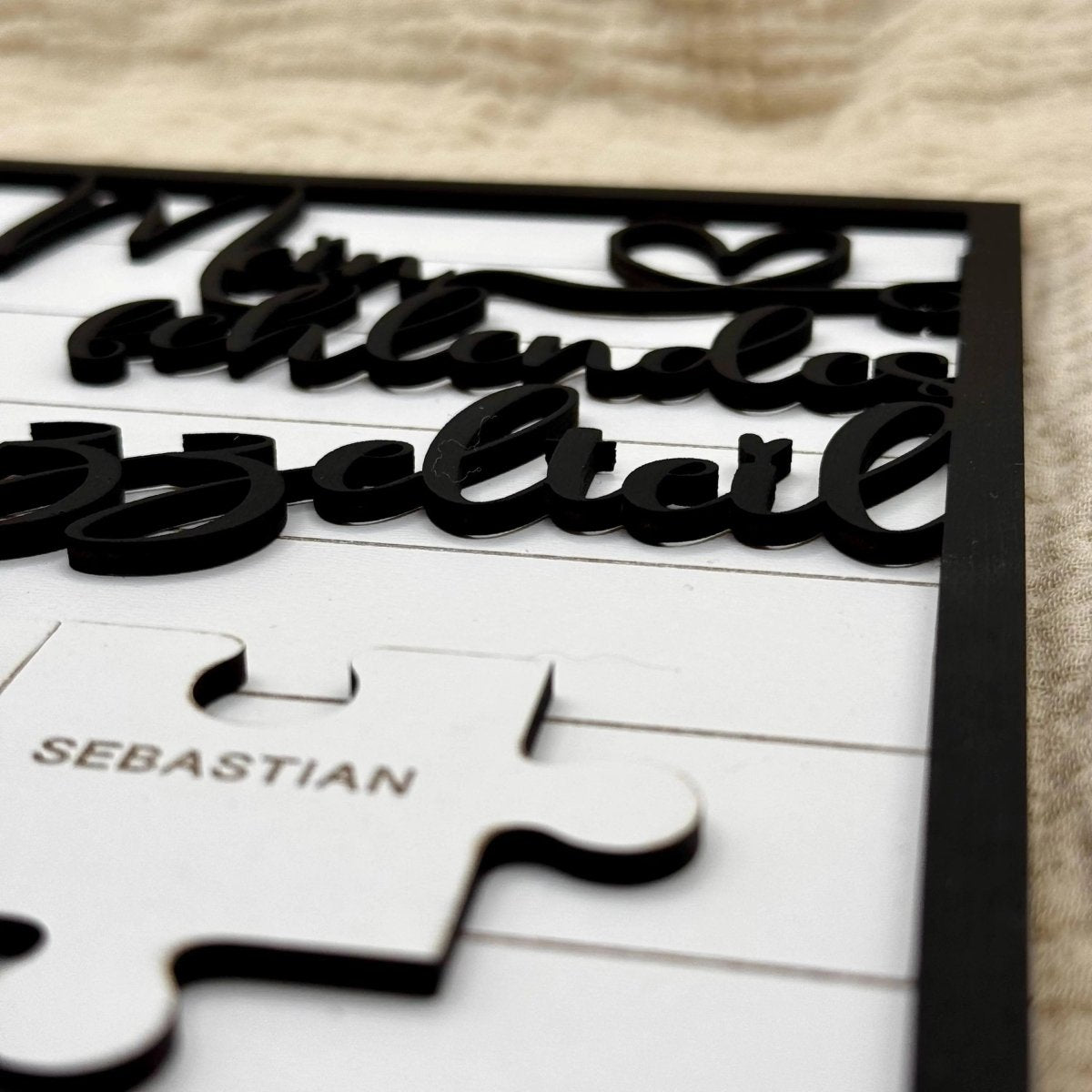 Personalisiertes Puzzleteil Geschenk für Paare – Nahaufnahme der Holzmaserung