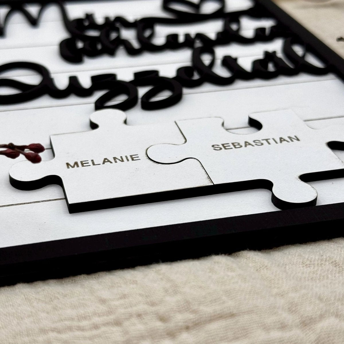 Personalisiertes Puzzleteil Geschenk für Paare – Größenvergleich in der Hand