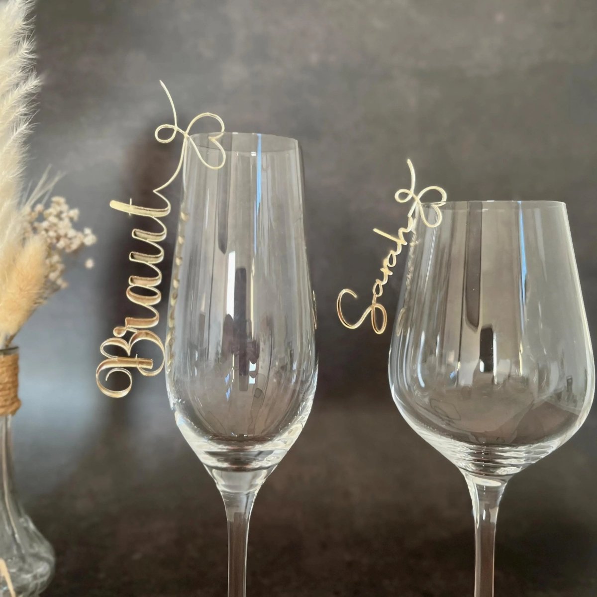 Personalisierte Namensschilder Hochzeit aus Acryl – Detailaufnahme der Gravur