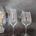 Personalisierte Namensschilder Hochzeit aus Acryl – Am Sektglas als Platzkarte