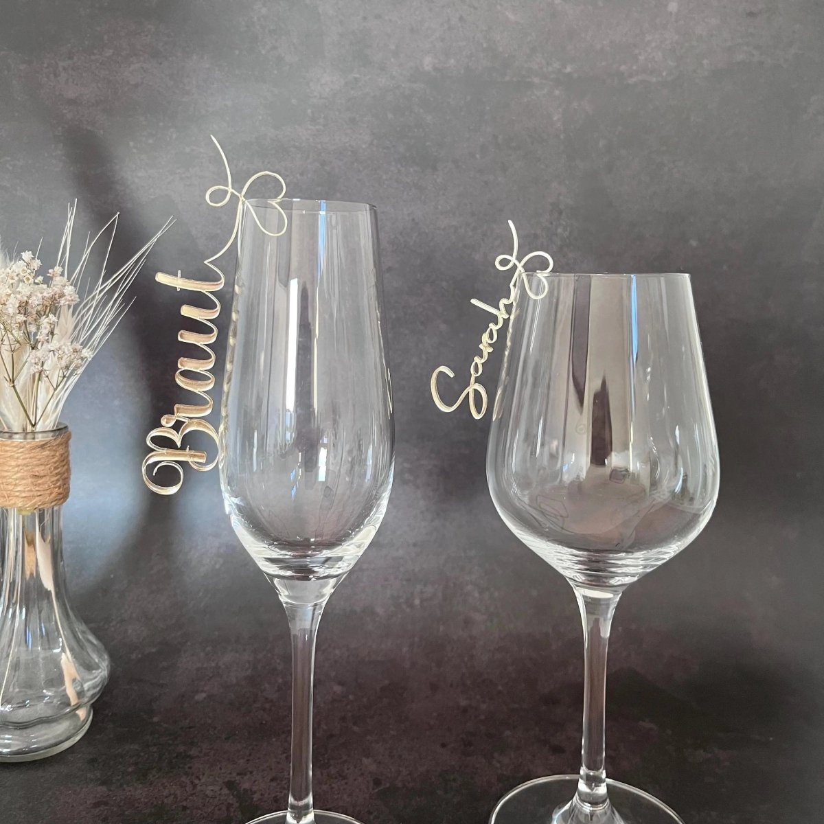 Personalisierte Namensschilder Hochzeit aus Acryl – Am Sektglas als Platzkarte