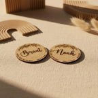 Namensschilder aus Kork, personalisierte Platzkarten Hochzeit – Auf der Hochzeitstafel platziert