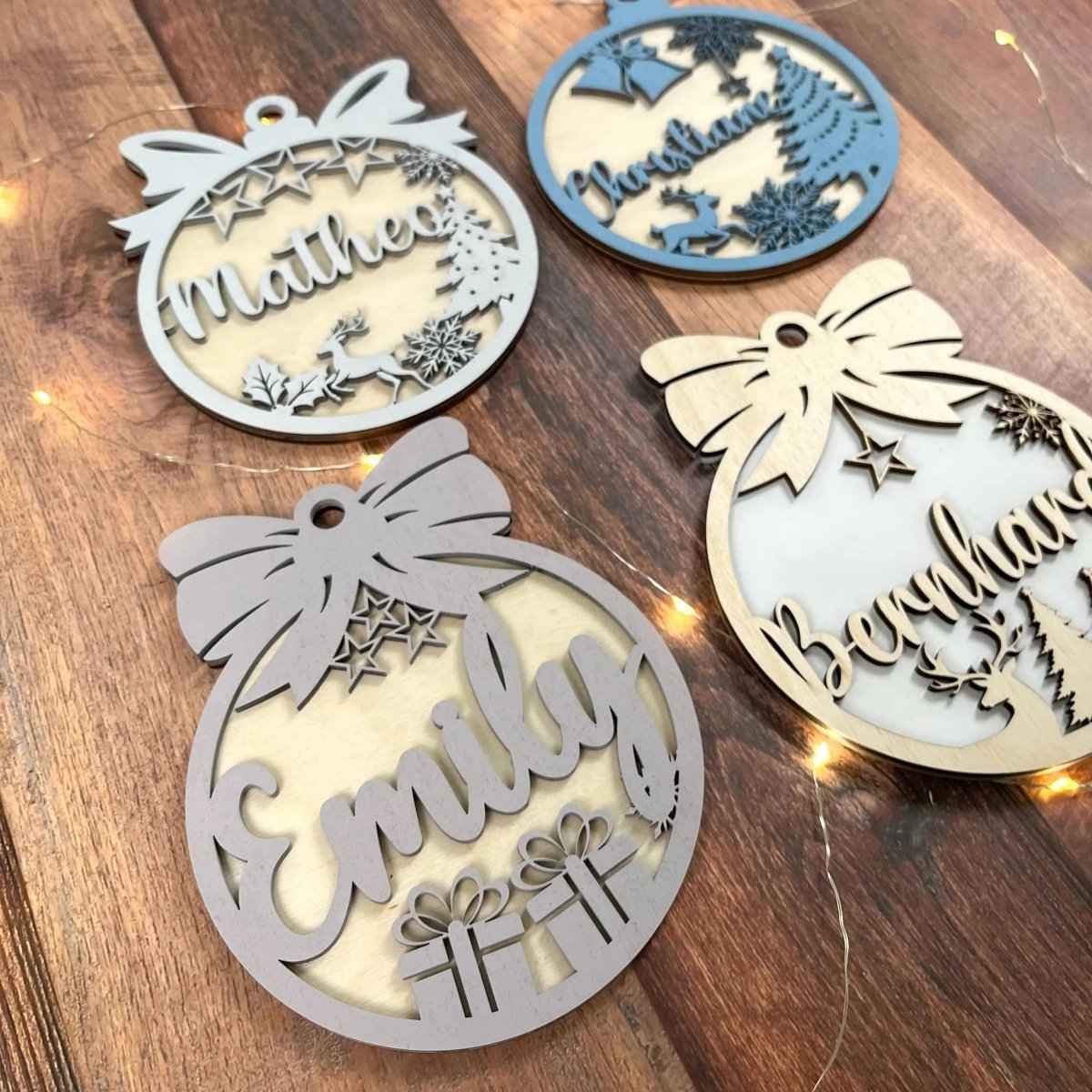 Weihnachtskugel-Anhänger mit Namen aus Holz – Rückseite des Anhängers