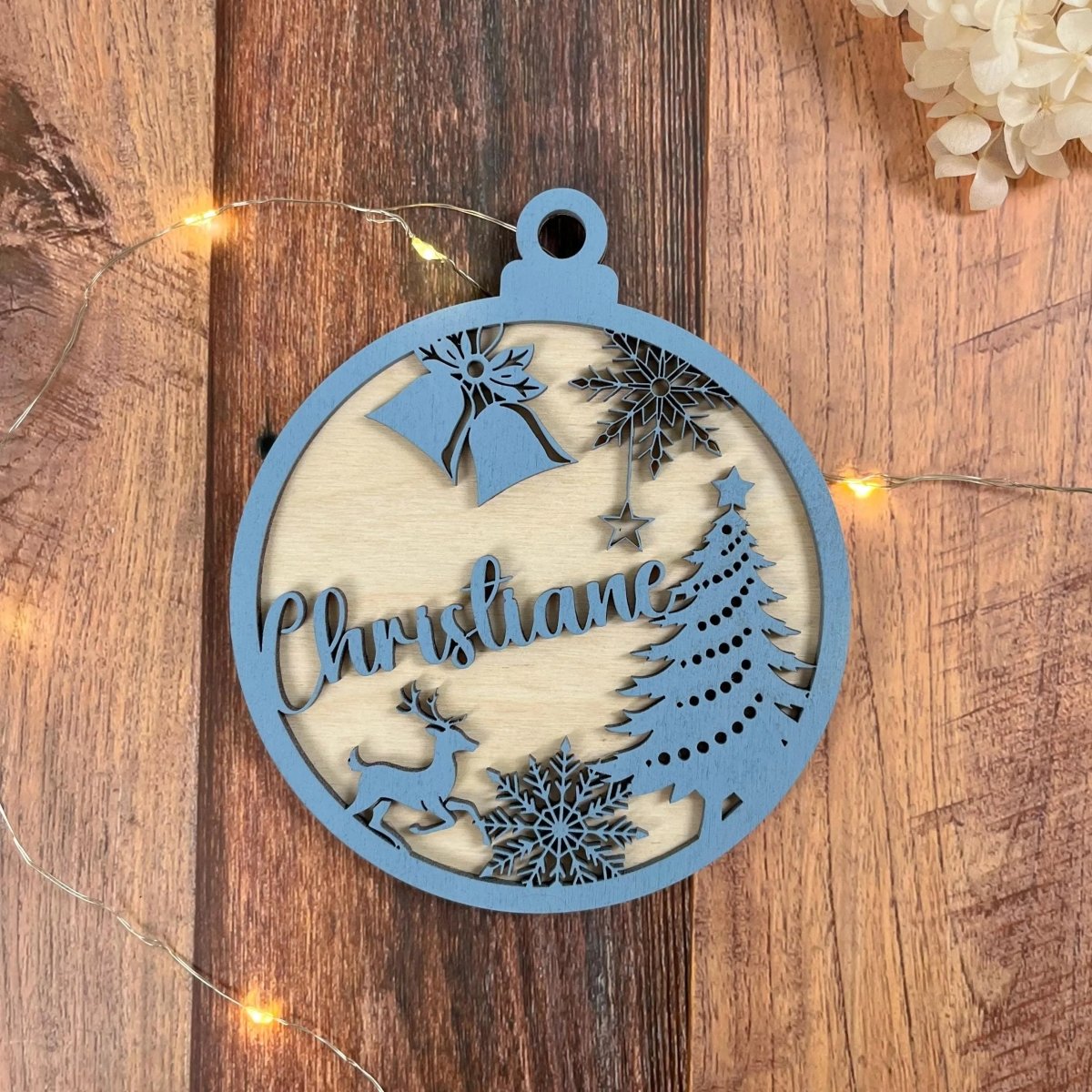 Weihnachtskugel-Anhänger mit Namen aus Holz – Größenvergleich in der Hand