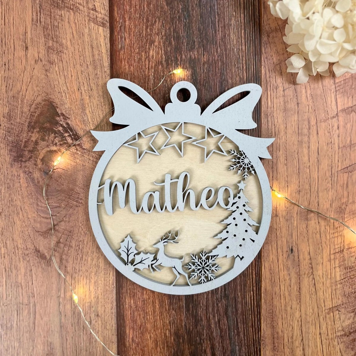 Weihnachtskugel-Anhänger mit Namen aus Holz – In der Geschenkverpackung