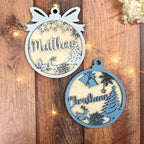 Weihnachtskugel-Anhänger mit Namen aus Holz – Nahaufnahme der Holzmaserung