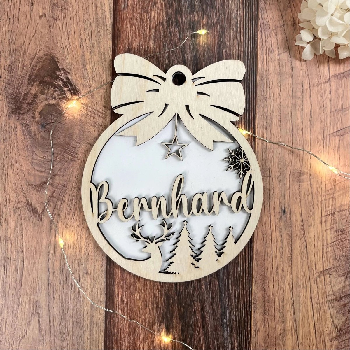 Weihnachtskugel-Anhänger mit Namen aus Holz – Am Weihnachtsbaum hängend