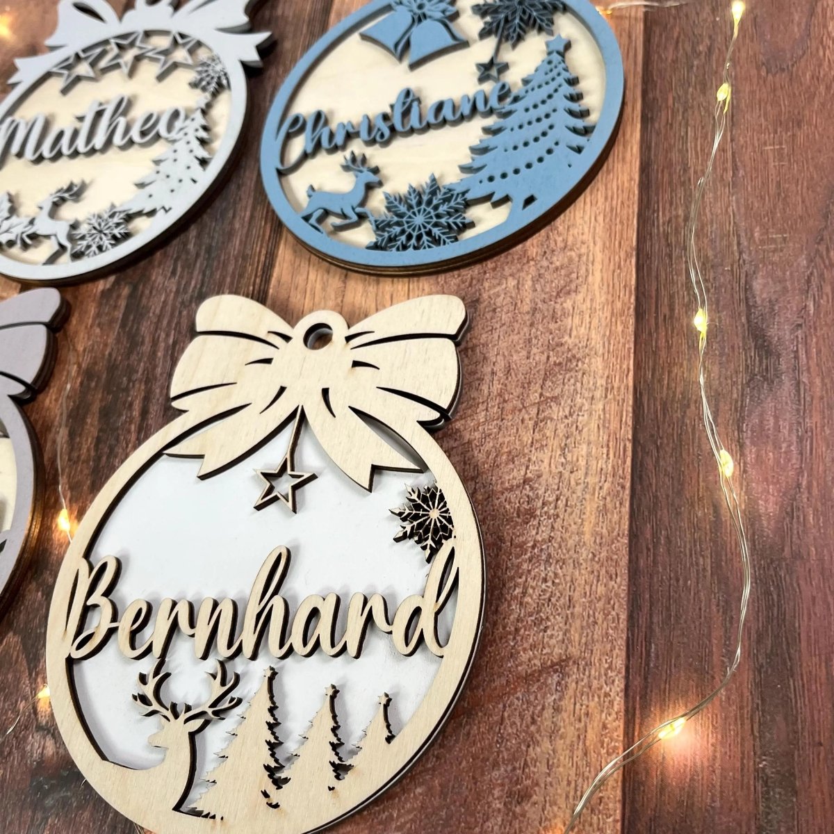Weihnachtskugel-Anhänger mit Namen aus Holz – Frontalansicht mit Namensgravur