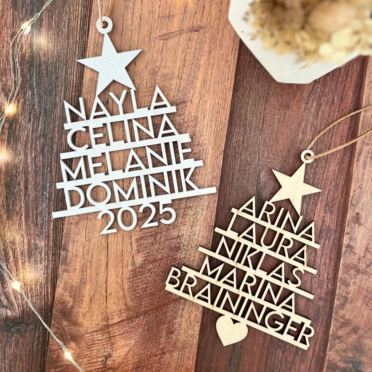Weihnachtsanhänger Tannenbaum personalisiert, Christbaumschmuck aus Holz – Frontalansicht mit Namensgravur