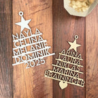Weihnachtsanhänger Tannenbaum personalisiert, Christbaumschmuck aus Holz – Nahaufnahme der Tannenbaumform