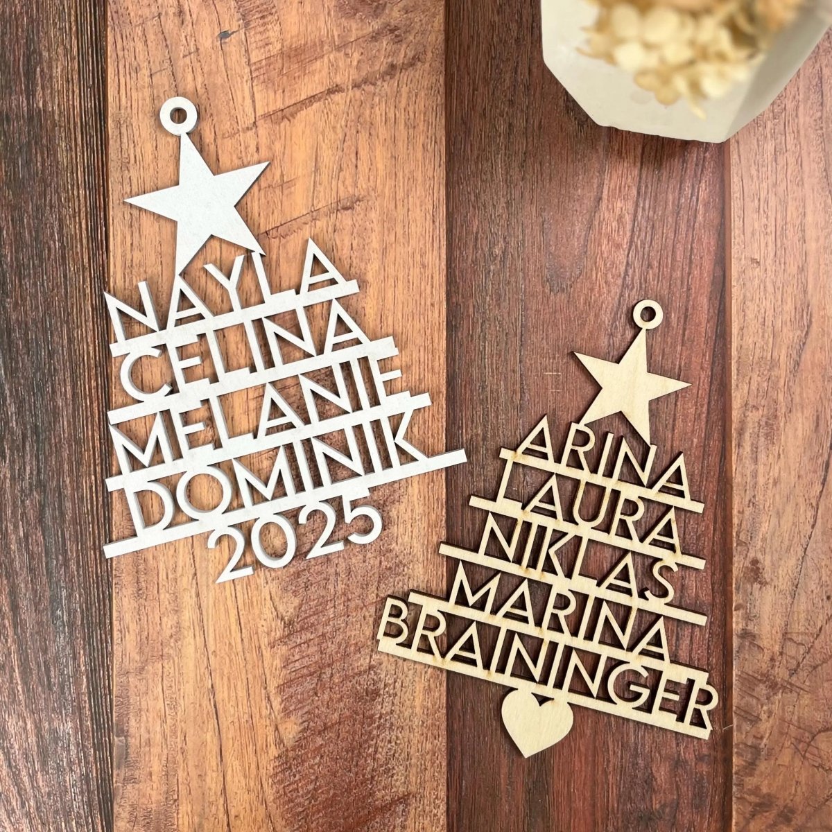 Weihnachtsanhänger Tannenbaum personalisiert, Christbaumschmuck aus Holz – Nahaufnahme der Tannenbaumform