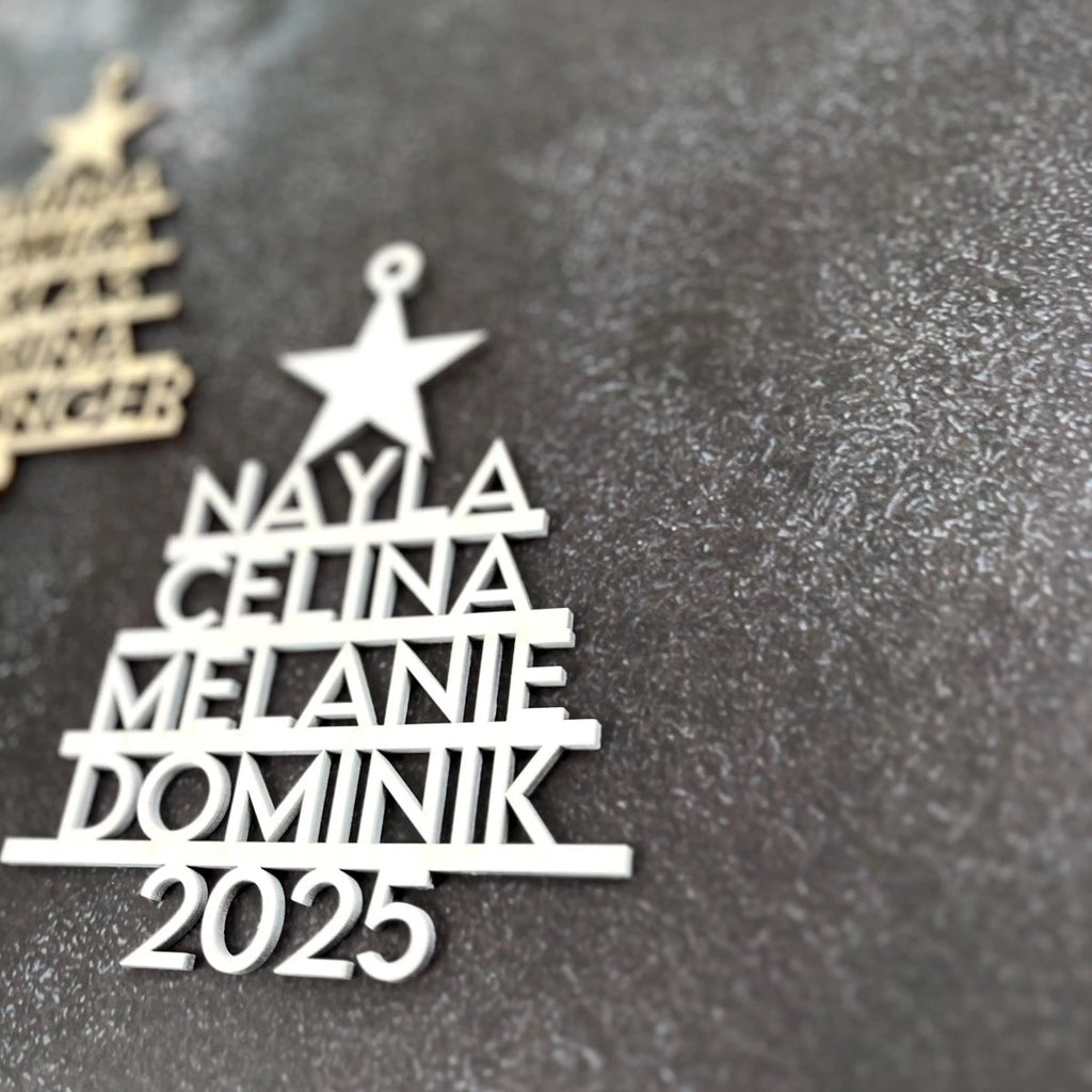 Personalisierte Weihnachtskugel | Christbaumschmuck Anhänger mit Namen aus Holz - LaserArt Germany