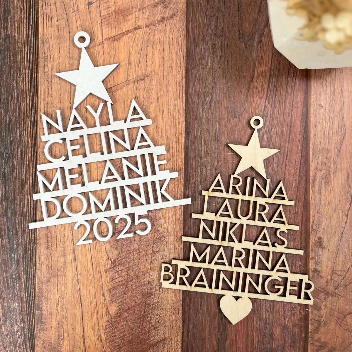 Weihnachtsanhänger Tannenbaum personalisiert, Christbaumschmuck aus Holz – In der Geschenkverpackung