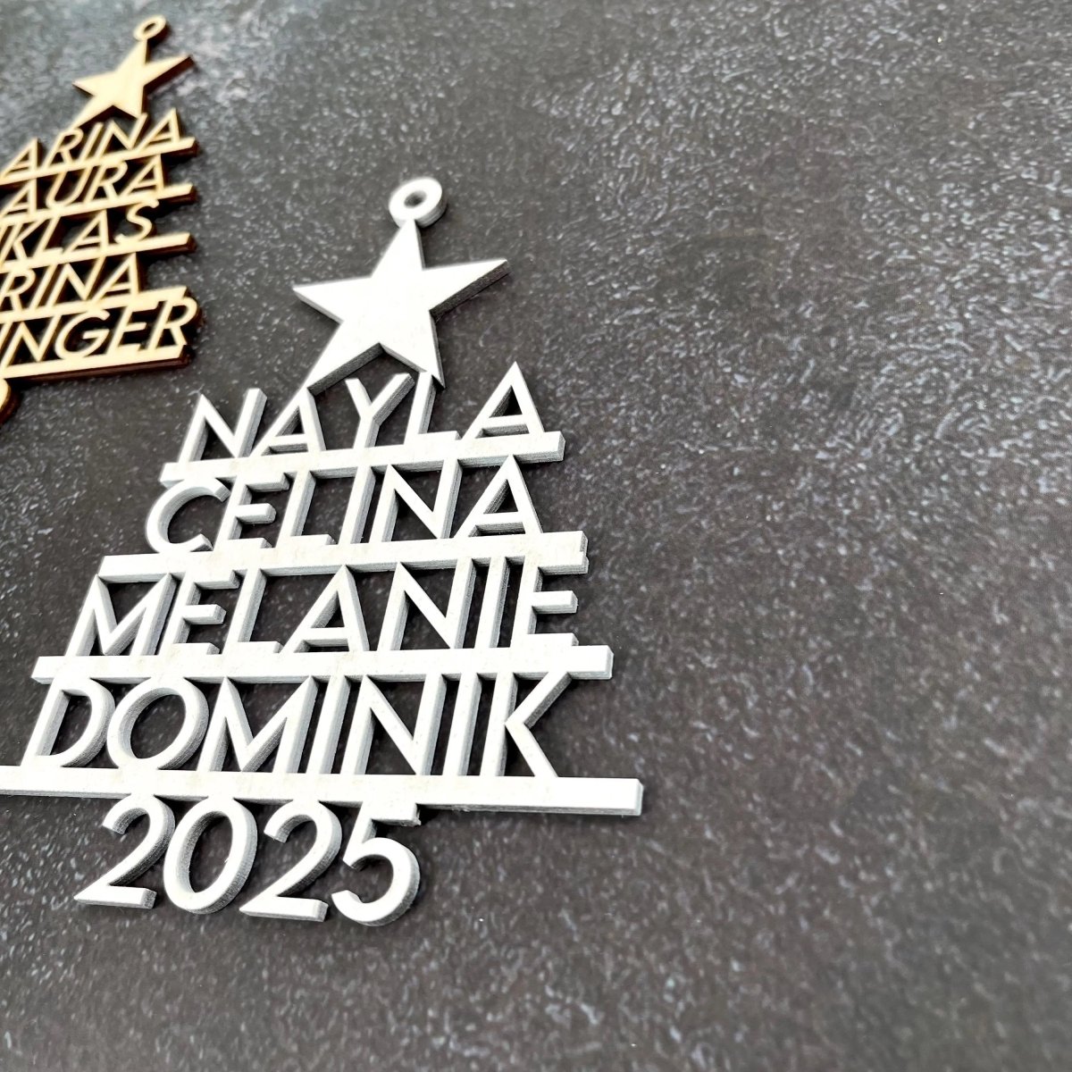 Personalisierte Weihnachtskugel | Christbaumschmuck Anhänger mit Namen aus Holz - LaserArt Germany