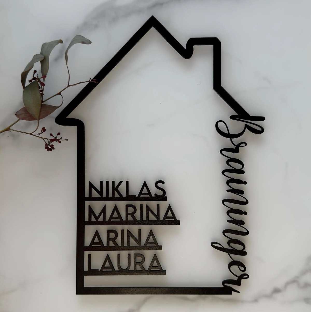 Personalisiertes Familienschild aus Holz in Hausform | Geschenk zum Einzug - LaserArt Germany