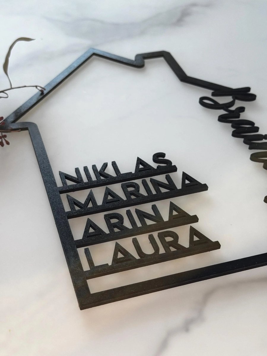 Personalisiertes Familienschild aus Holz in Hausform | Geschenk zum Einzug - LaserArt Germany