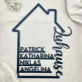 Personalisiertes Familienschild aus Holz in Hausform | Geschenk zum Einzug - LaserArt Germany