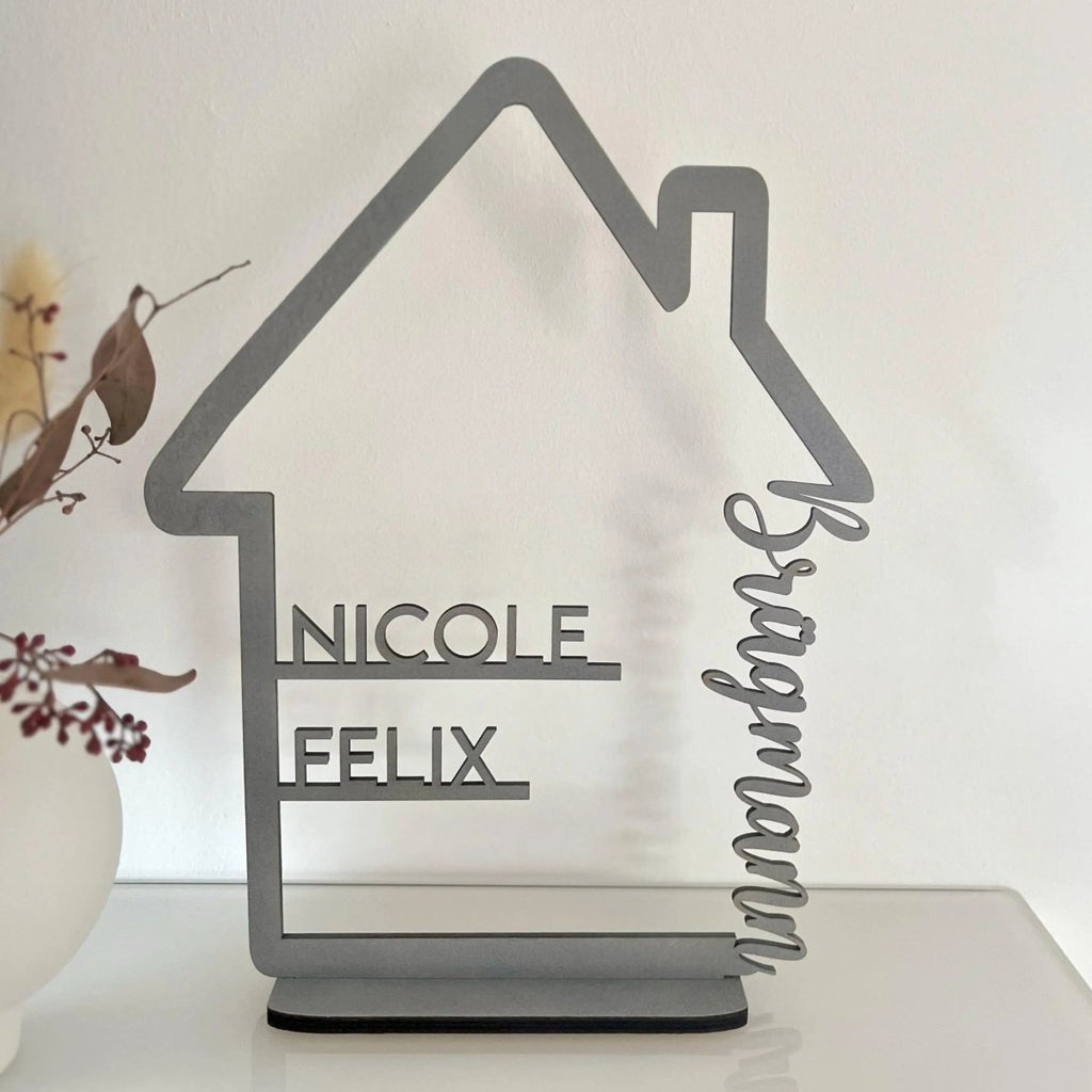 Personalisiertes Familienschild aus Holz in Hausform | Geschenk zum Einzug - LaserArt Germany